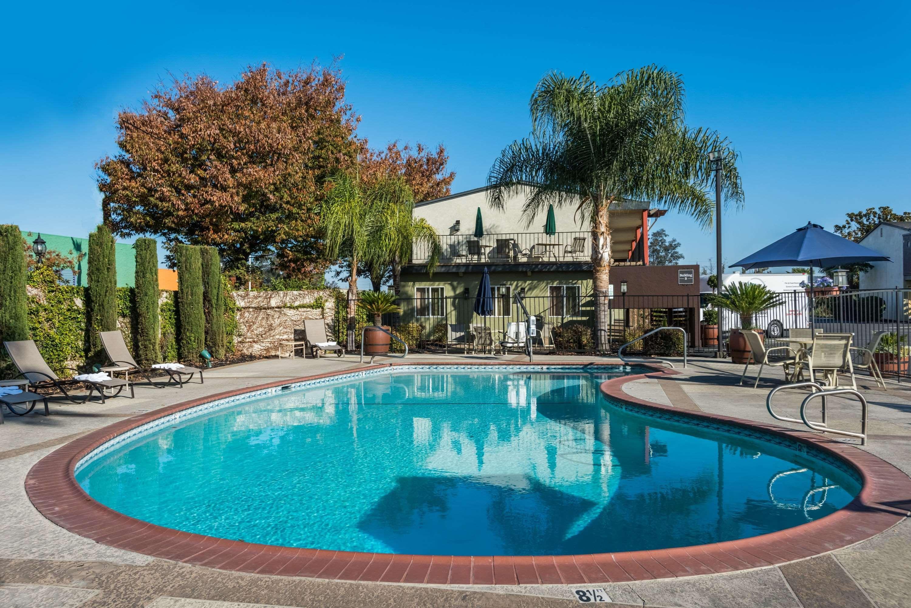 Days Inn & Suites By Wyndham Lodi Exterior photo