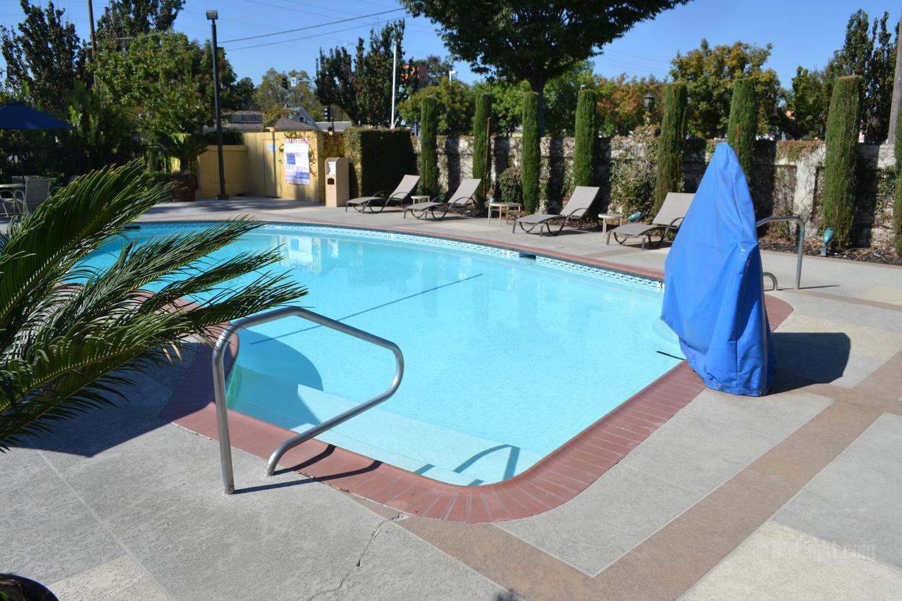 Days Inn & Suites By Wyndham Lodi Exterior photo