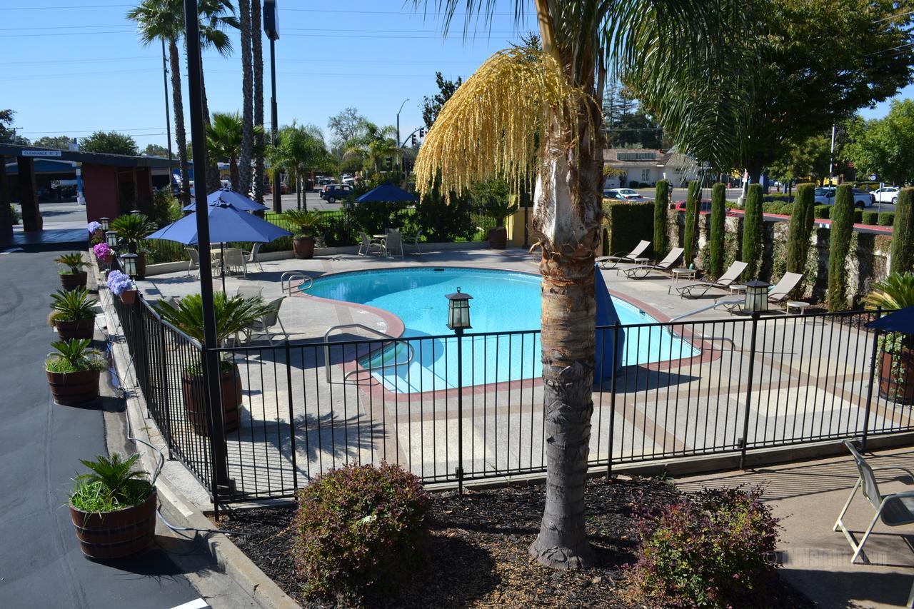 Days Inn & Suites By Wyndham Lodi Exterior photo