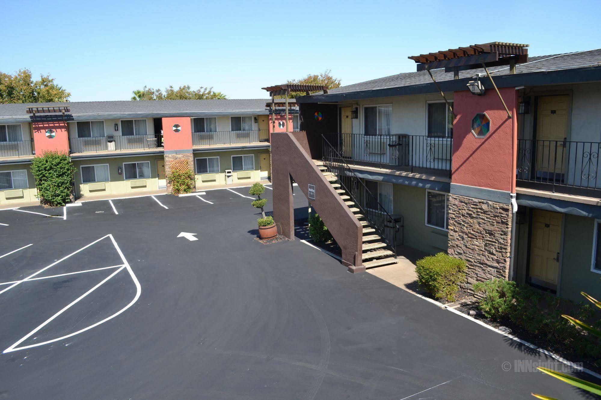 Days Inn & Suites By Wyndham Lodi Exterior photo