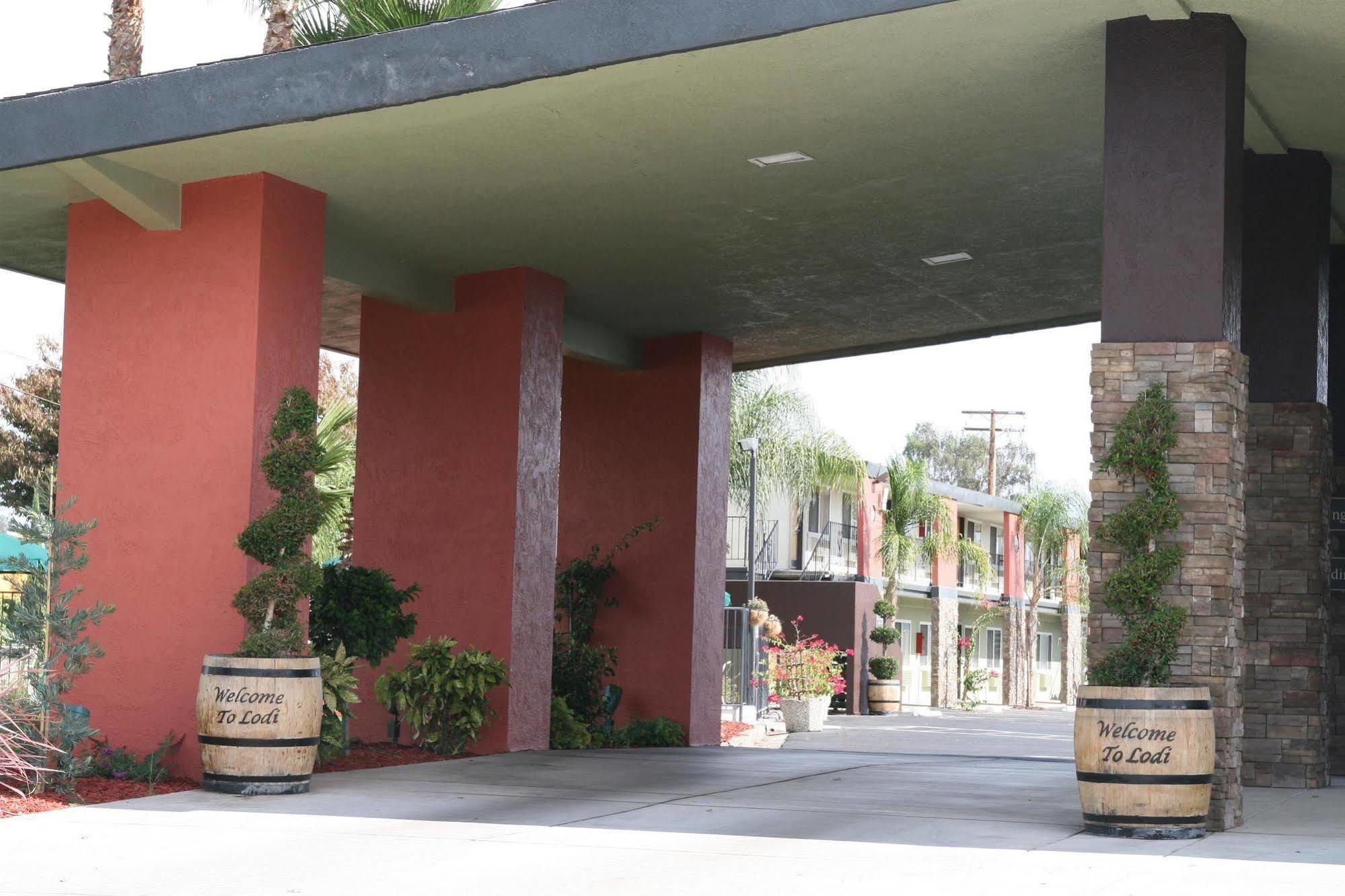 Days Inn & Suites By Wyndham Lodi Exterior photo