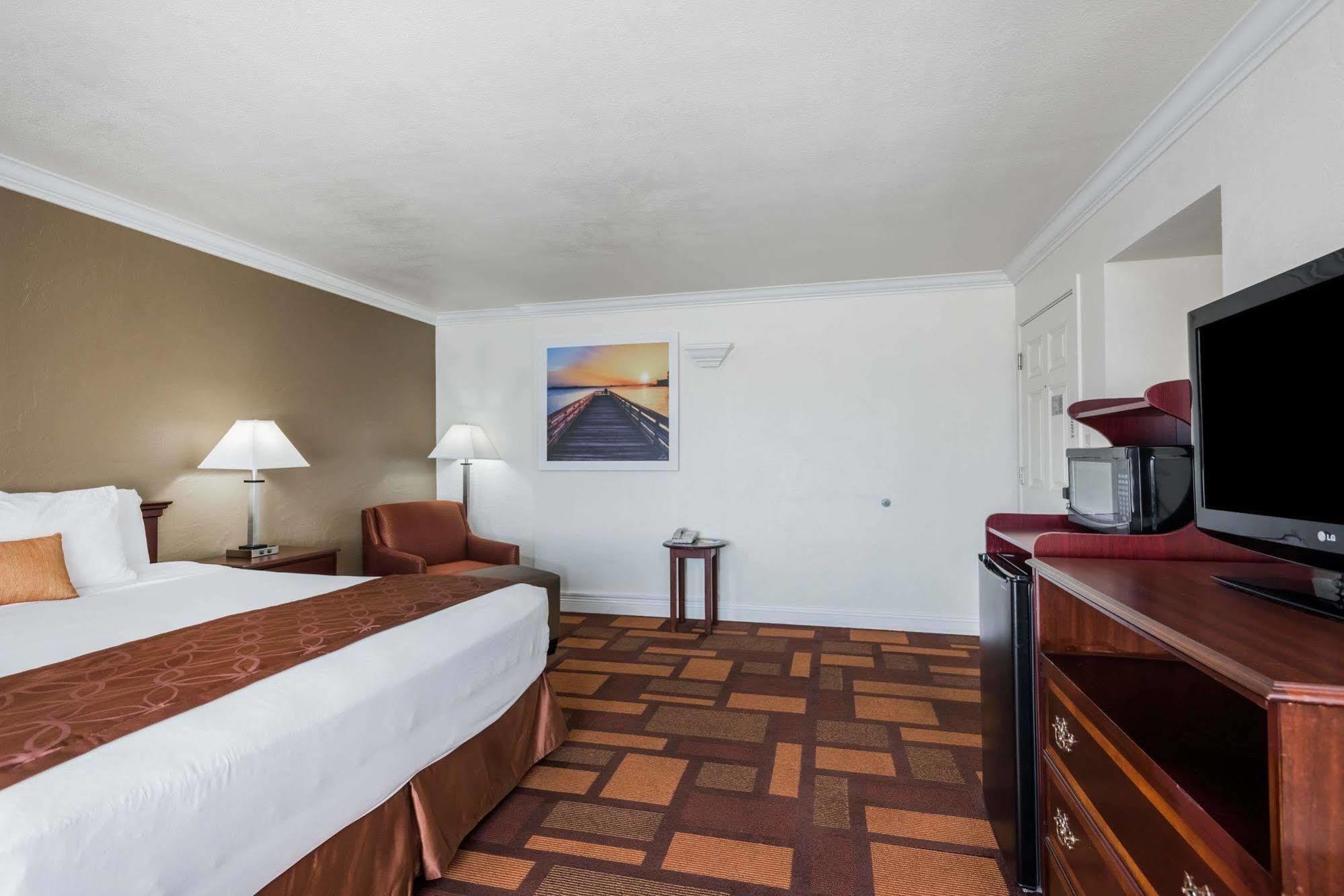 Days Inn & Suites By Wyndham Lodi Exterior photo